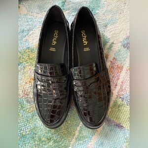 Black Crocodile Pattern Vegan Leather Loafers